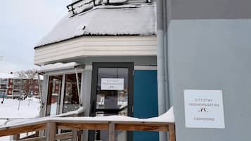 Un edificio con un cartel que indica estacionamiento para City Stay Fridhemsgatan.