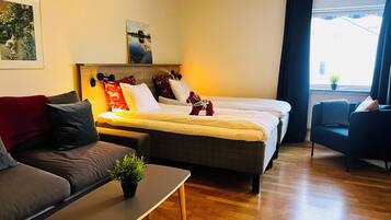 Familie vierpersoonskamer | Een bureau, een laptopwerkplek, gratis wifi, beddengoed