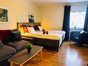 مكتب ومساحة عمل للكمبيوتر المحمول وواي فاي مجانًا وملاءات أسرّة