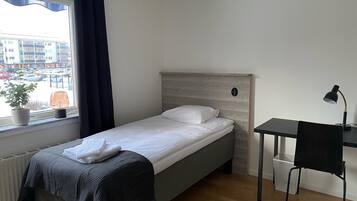 Yhden hengen standard-huone | Työpöytä, kannettavalle tietokoneelle sopiva työtila, vauvan matkasänky