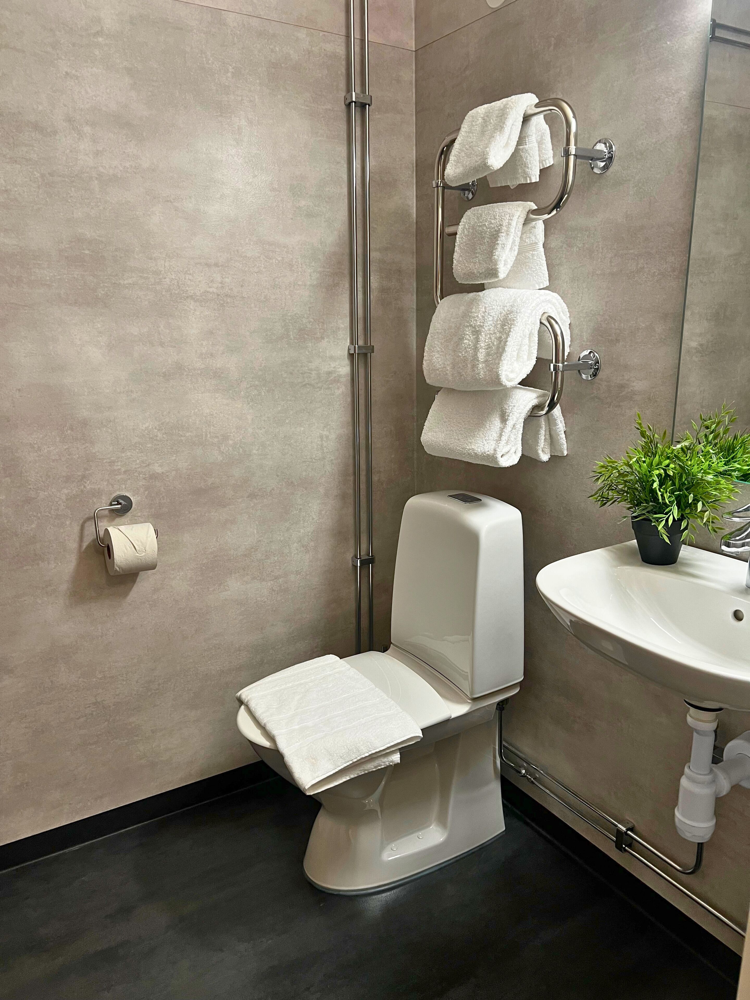 标准双人房或双床房, 2 张单人床 | 浴室 | 淋浴设施、毛巾