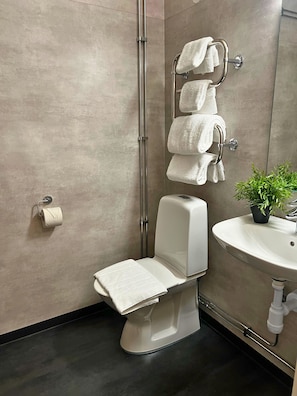 Standard Double or Twin Room, 2 Twin Beds | Bathroom | Shower, towels