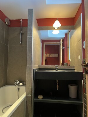 Combined shower/bathtub, hair dryer, soap, toilet paper - Spacious ski-in ski-out T2 (Les Allues)