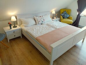 2 dormitorios, tabla de planchar con plancha, cuna de viaje