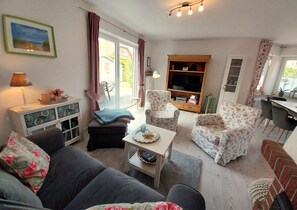 Una Smart TV, un reproductor de DVD, una biblioteca de música