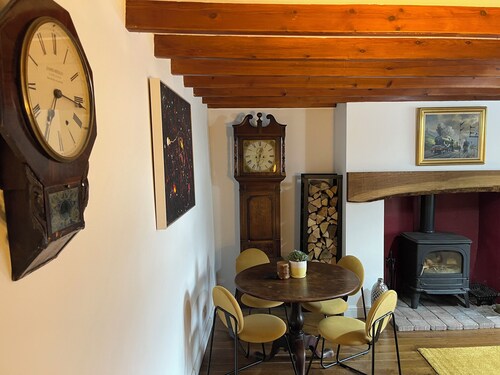 Stunning Cottage with Log Burner-King Bed-Parking-Wifi-Dog Friendly