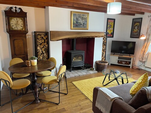 Stunning Cottage with Log Burner-King Bed-Parking-Wifi-Dog Friendly