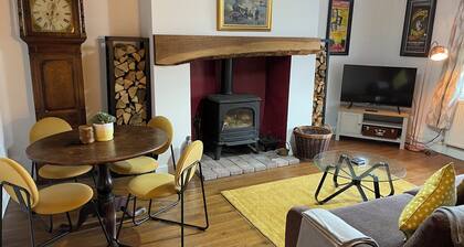 Stunning Cottage with Log Burner-King Bed-Parking-Wifi-Dog Friendly