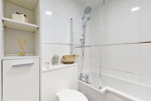 Combined shower/bathtub, hair dryer, towels, toilet paper - Fantastic 2 bedroom flat near to Notting Hill (London)