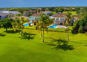 Exterior - Beautiful 5-BDR 2 levels villa for rent (Punta Cana)