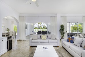 Elite-Villa | Wohnbereich | 42-Zoll-Flachbildfernseher mit Kabelempfang, Fernseher