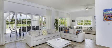 精緻別墅 | 起居區 | 42-吋平面電視、有線頻道、電視