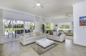 Elite-Villa | Wohnbereich | 42-Zoll-Flachbildfernseher mit Kabelempfang, Fernseher