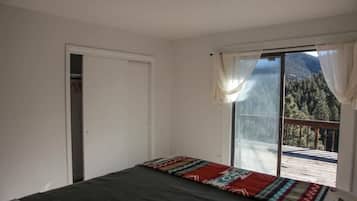 2 bedrooms, travel crib, free WiFi, bed sheets