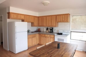 Køleskab, mikrobølgeovn, ovn, kogeplade