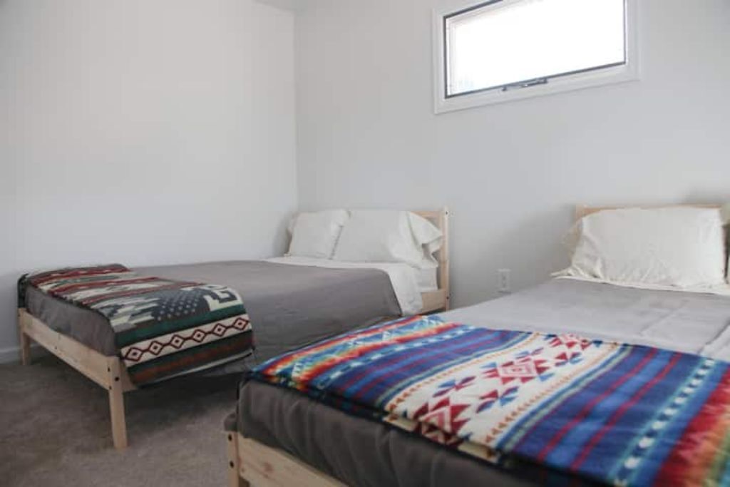 2 bedrooms, travel crib, WiFi (free), bed sheets