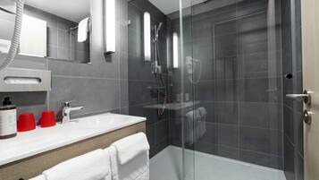 Chambre Double | Salle de bain | Douche, serviettes fournies