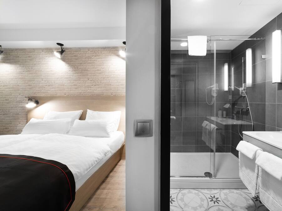 Quarto casal conforto | Cofres nos quartos, escrivaninha, quartos à prova de som