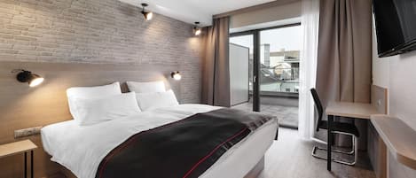 Deluxe Double Room | In-room safe, desk, soundproofing, free WiFi