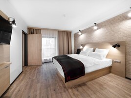 Double Room | In-room safe, desk, soundproofing, WiFi (free)