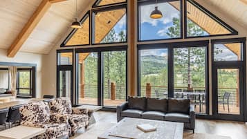 Smart TV, chimenea y futbolito