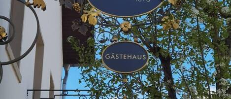 A sign with "Cabinett 1876" and "Gästehaus" indicating a historical establishment.