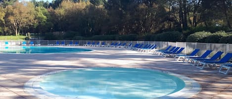 Una piscina al aire libre, una piscina climatizada