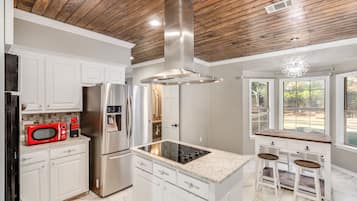 Réfrigérateur, four à micro-ondes, un four, surface de cuisson