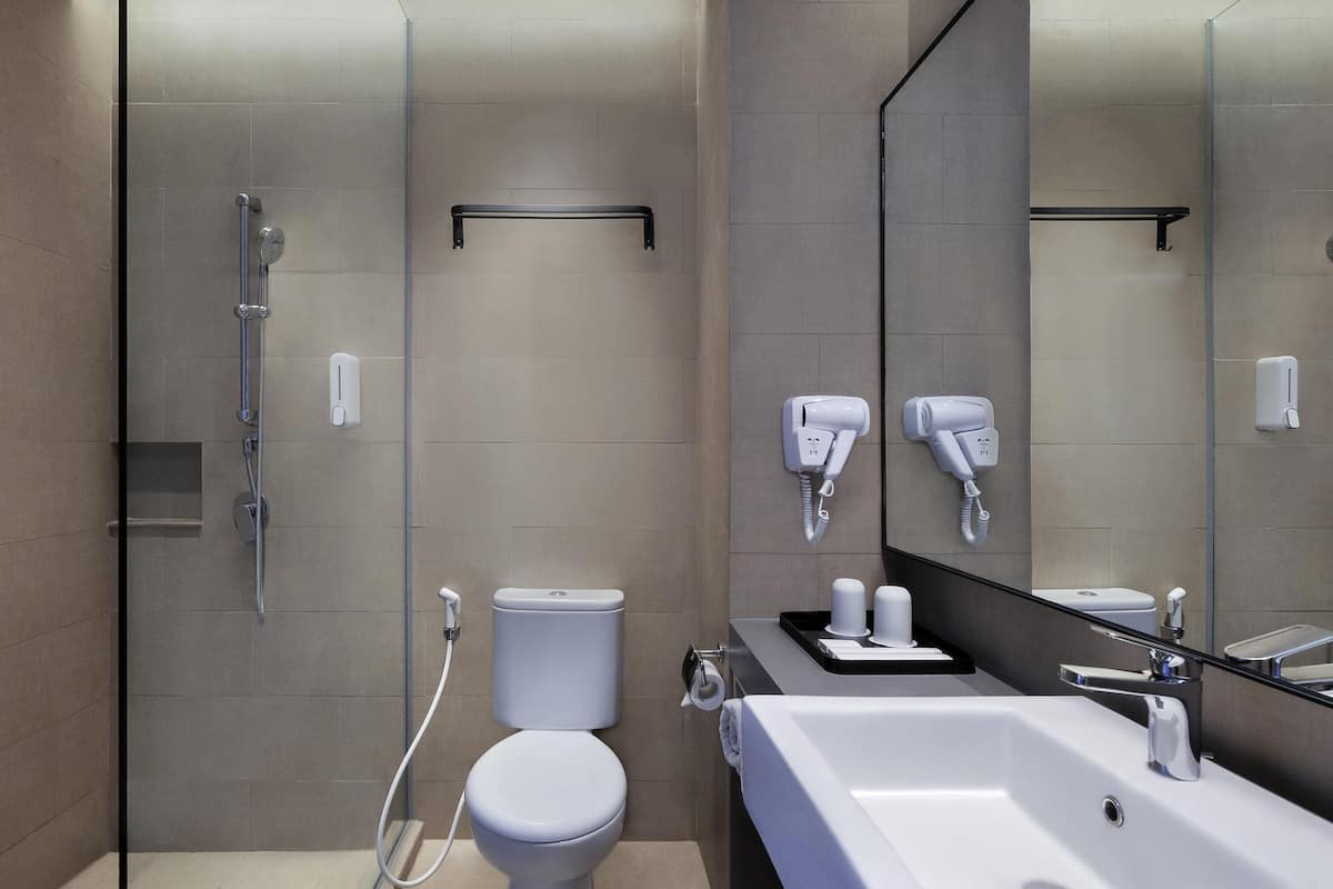 Schreibtisch, laptopgeeigneter Arbeitsplatz, schallisolierte Zimmer