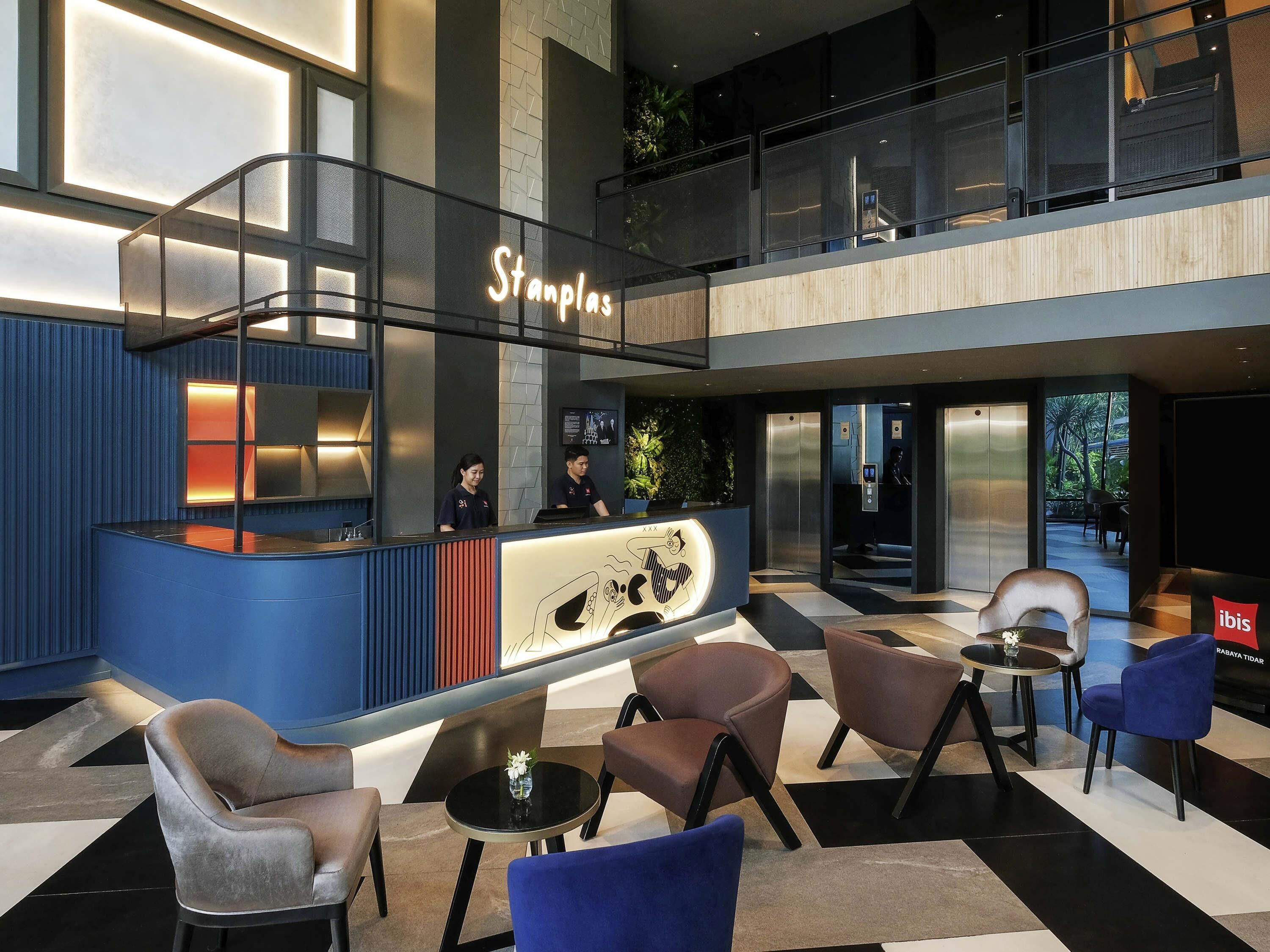 Lobby lounge