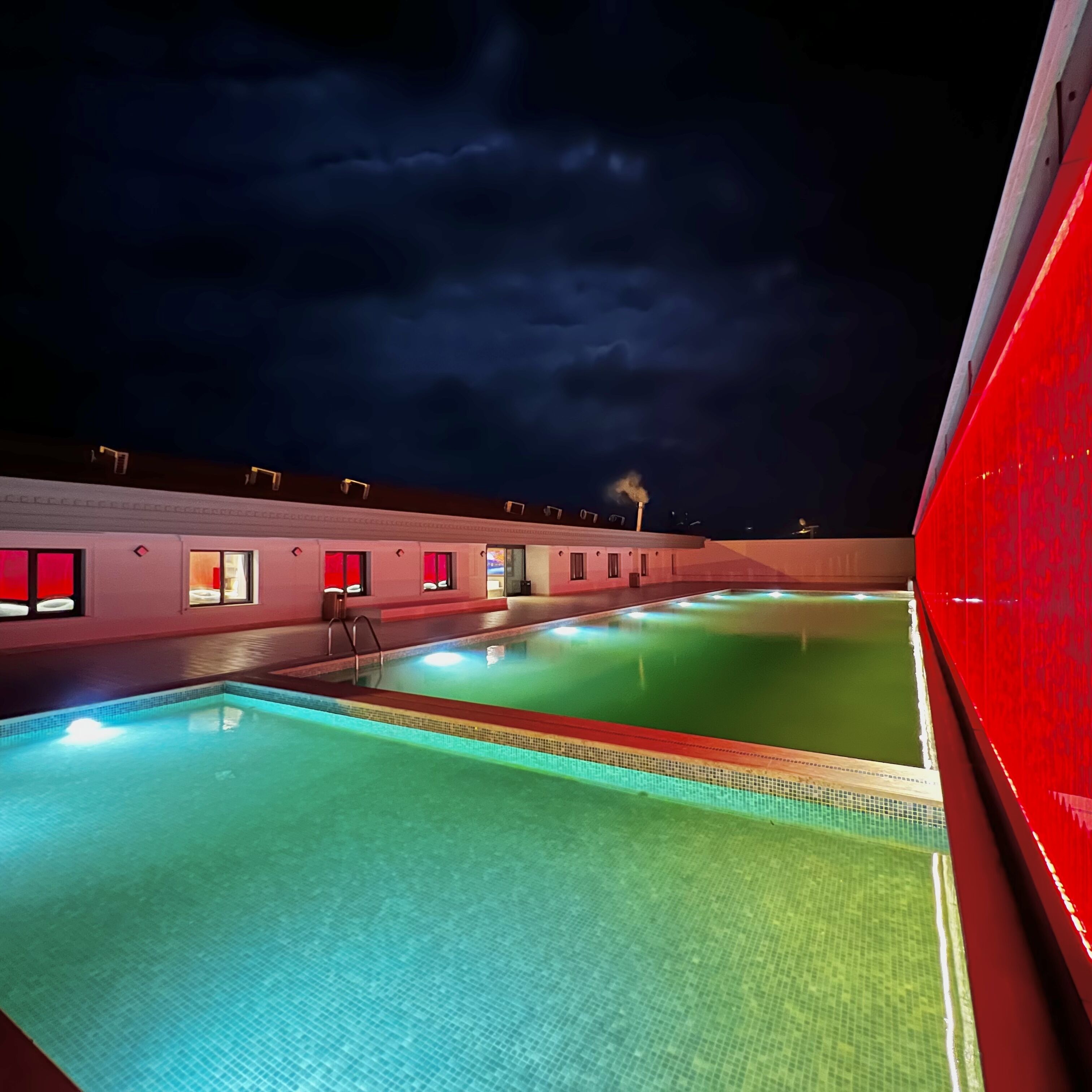 室外游泳池，日光浴躺椅