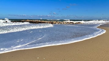 Pantai di sekitar dan pasir putih