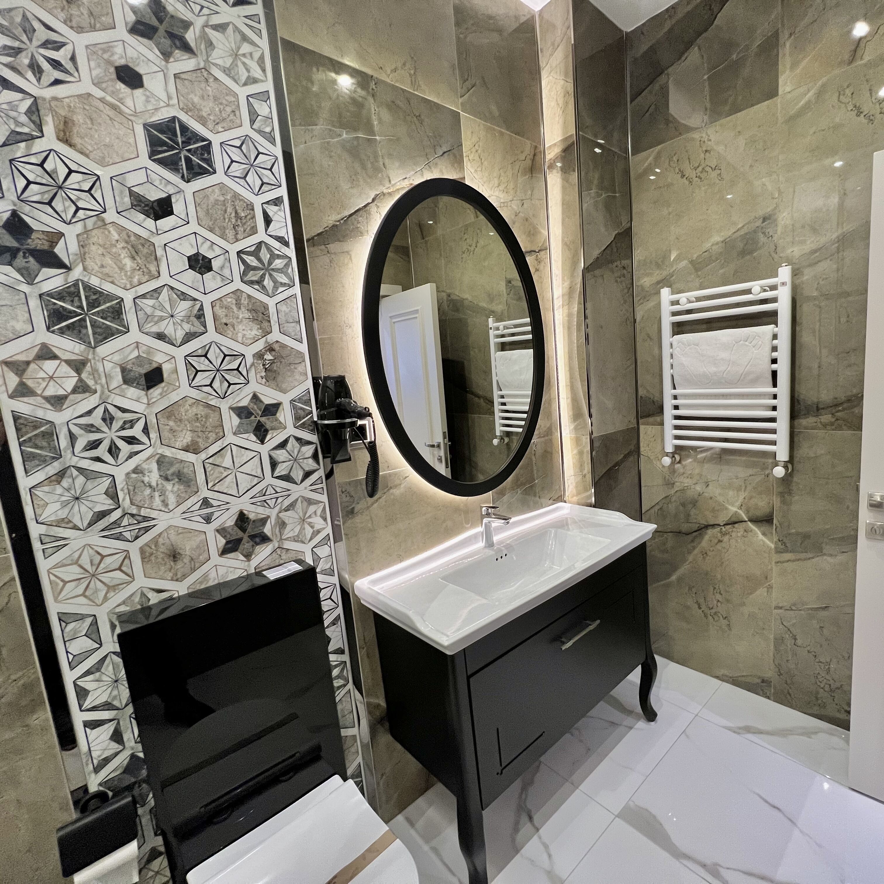 elite suite | bathroom | shower, hydromassage showerhead, free toiletries, hair dryer