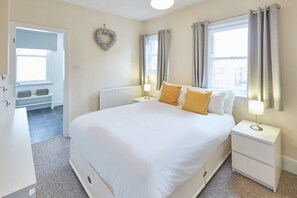 5 bedrooms, iron/ironing board, WiFi, bed sheets