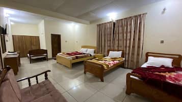 Habitación cuádruple estándar | Wifi gratis y ropa de cama