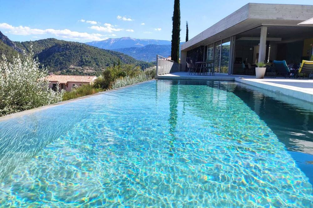Contemporary guest rooms in the Baronnies Provençales