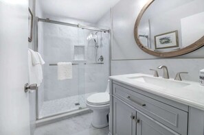 Dusche, Haartrockner, Handtücher