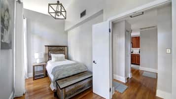 2 habitaciones, tabla de planchar con plancha, wifi y ropa de cama