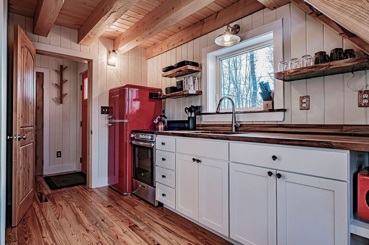 Kylskåp, mikrovågsugn, ugn och spishäll