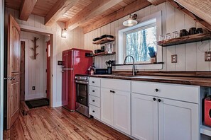 Fridge, microwave, oven, stovetop - Two bedroom treehouse in United States of America, Sanford (Sanford)