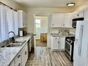 ثلاجة، ميكروويف، فرن، موقد طهي مسطح