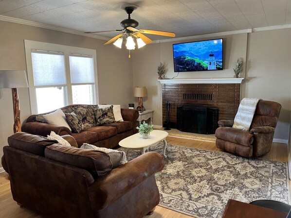 تلفزيون ذكي، مدفأة، كُتُب