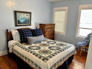 5 quartos, ferros/tábuas de passar roupa, berço de viagem