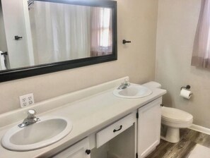 Chuveiro/banheira combinados, secador de cabelo, toalhas de banho 