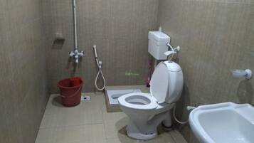 Deluxe Triple Room | Bathroom | Slippers