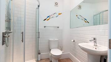 Apartment | Bathroom | Shower, hair dryer, towels, shampoo