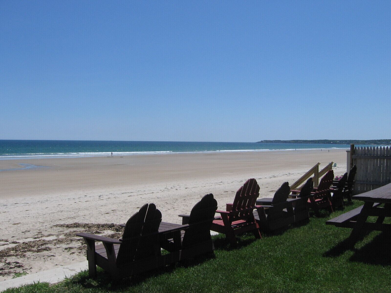 På stranden og solsenger