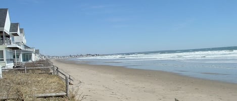 Sulla spiaggia, lettini da mare