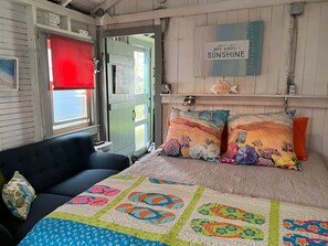 1 bedroom, free WiFi, bed sheets - Tiny home steps from the beach. (Wells)