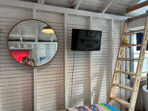 1 bedroom, free WiFi, bed sheets - Tiny home steps from the beach. (Wells)